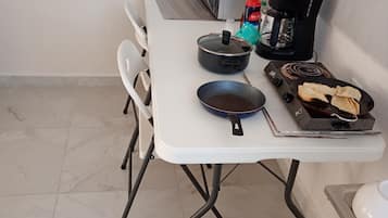 Frigorifero, microonde, lavastoviglie, macchina per tè/caffè