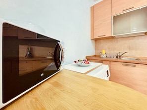 Réfrigérateur, micro-ondes, cafetière/bouilloire, bouilloire électrique