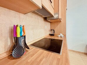 Frigorífic, microones, cafetera i tetera i bullidora elèctrica