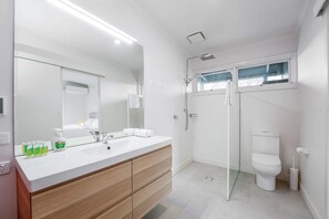 Shower, hair dryer, towels