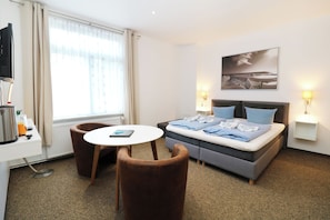 Quarto casal ou duplo standard, vista para o jardim | Escrivaninha