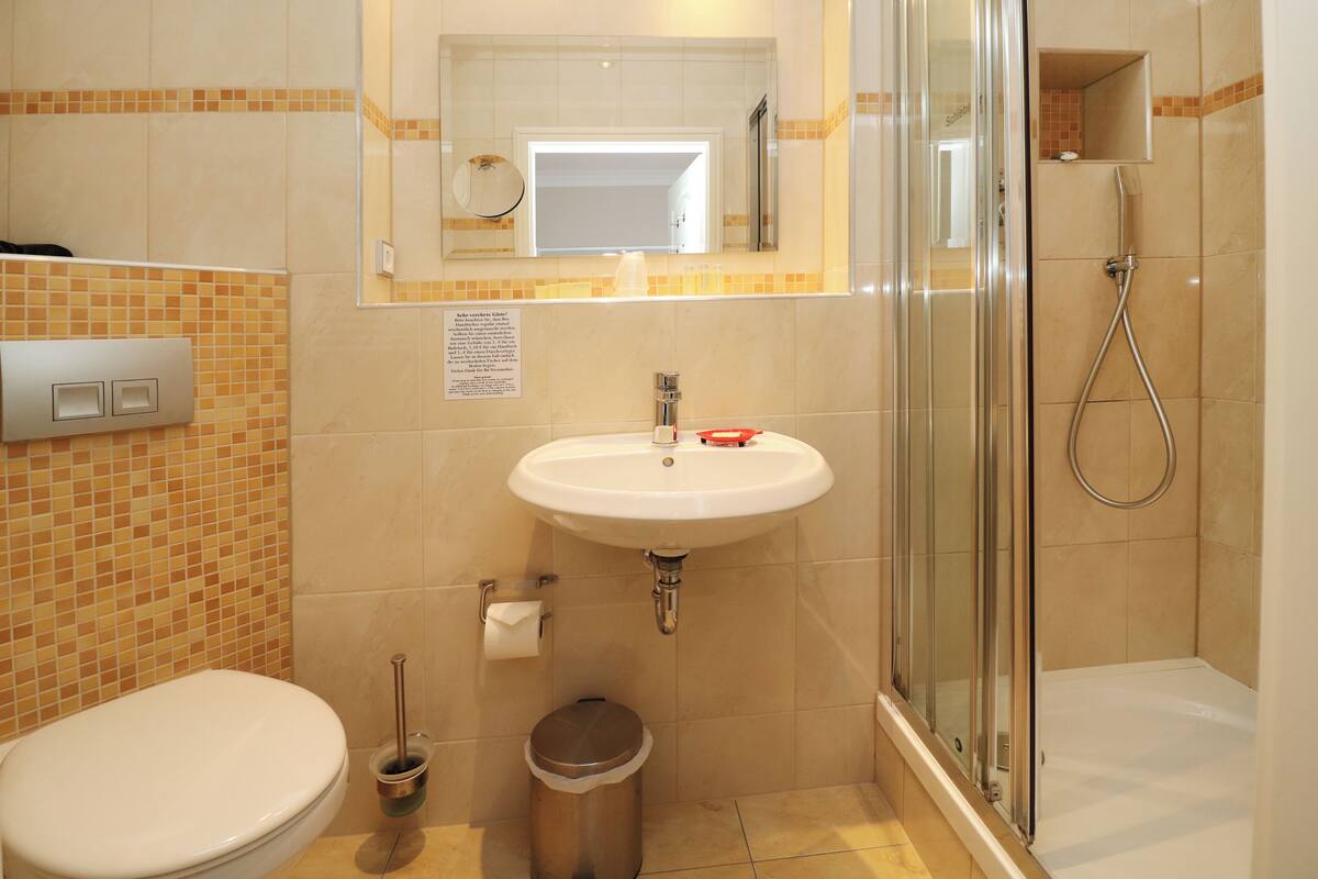 Quarto triplo standard, vista para o jardim | Banheiro | Chuveiro, secador de cabelo, toalhas de banho, sabonete