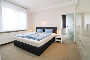 Quarto triplo standard, vista para o jardim | Escrivaninha