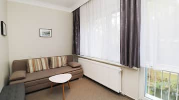 Quarto triplo standard, vista para o jardim | Escrivaninha