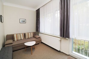 Habitación triple estándar, vista al jardín | Escritorio 