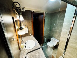 Asciugamani, sapone, shampoo, carta igienica