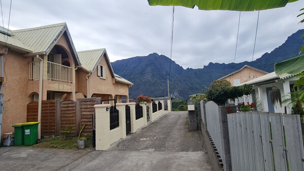 Exterior - Chez Paul et Lydie.  Guest rooms and tables (Cilaos)