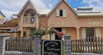 Chez Paul et Lydie. Guest rooms and tables