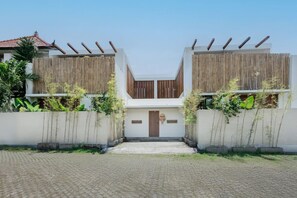 Exterior - Modern 2BR Villa Rooftop & Pool (Kuta Utara)