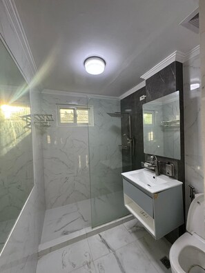 Bathroom - Marvelous 4-bedroom house with AC in Las Piñas (Las Piñas)