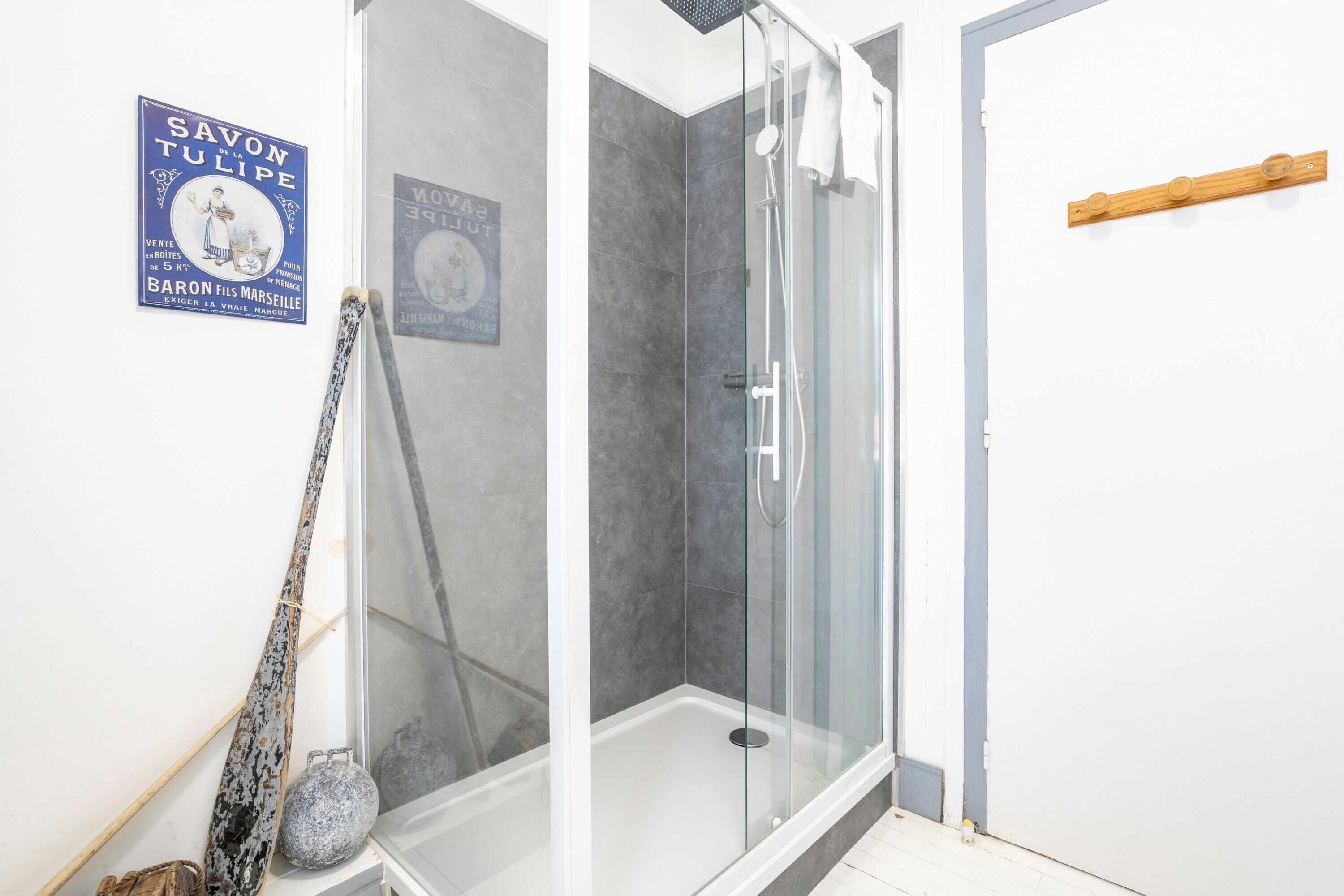 Een douche, een haardroger, handdoeken