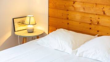 3 makuuhuonetta, silitysrauta/-lauta, ilmainen Wi-Fi, vuodevaatteet