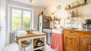 Una cocina con estufa, refrigerador y armarios de madera.