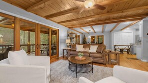 Smart TV, chimenea y videojuegos 