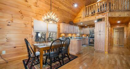 Luxury 4br/4.5ba, In Ground Pool, Hot Tub, wifi, Game Room