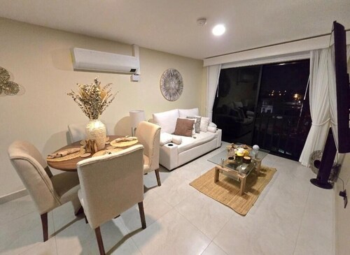 New condo, 2.8 km airport SJO, 3 bedrooms, pool, A/C, WiFi, parking