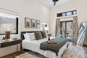 4 bedrooms, iron/ironing board, travel cot, free WiFi - 22-Acre Riverfront Estate: Beach, Hot Tub, Pets (Burnsville)