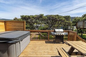 Outdoor dining - Sol Luna-Beachfront, hot tub, VIEWS, dog OK (Cloverdale)