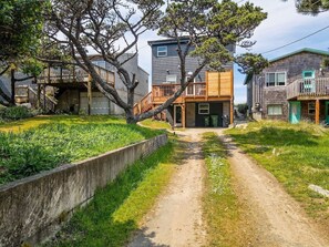 Exterior - Sol Luna-Beachfront, hot tub, VIEWS, dog OK (Cloverdale)