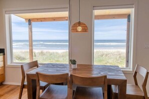 Dining - Sol Luna-Beachfront, hot tub, VIEWS, dog OK (Cloverdale)