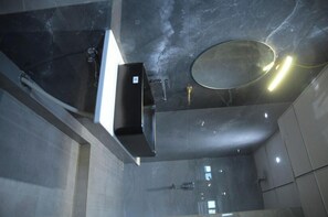 Douche, articles de toilette gratuits, serviettes fournies, savon