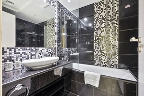 Douche, sèche-cheveux, serviettes fournies, savon