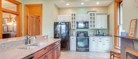 Fridge, microwave, stovetop, dishwasher