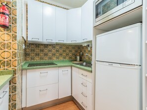 ثلاجة، ميكروويف، ماكينة لصنع القهوة/الشاي، محمصة خبز