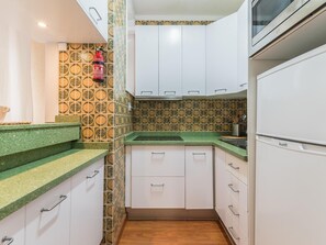 Réfrigérateur, micro-ondes, cafetière/bouilloire, grille-pain