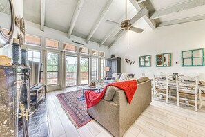 Fernseher, Kamin, Bücher