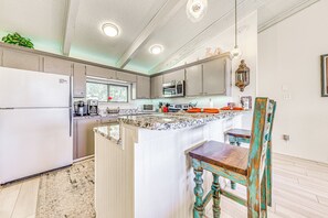 Kühlschrank, Mikrowelle, Herdplatte, Geschirrspüler