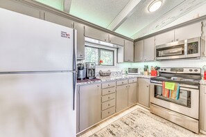 Réfrigérateur, micro-ondes, plaque de cuisson, lave-vaisselle