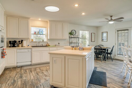 'Pecan Creek Haus' Lake LBJ Retreat w/ Boat Dock!