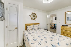 2 bedrooms, desk, iron/ironing board, Internet - Walk to Ocean & Pier: Prime OOB Condo! (Old Orchard Beach)