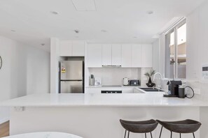 Fridge, microwave, oven, stovetop - Stylish 2-Bed Apartment with Pool in Camperdown (Camperdown)