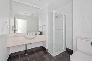 Shower, hair dryer, towels, shampoo - Stylish 2-Bed Apartment with Pool in Camperdown (Camperdown)