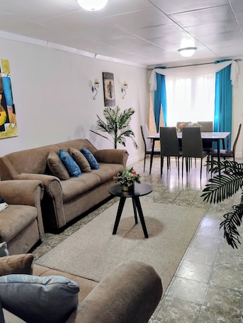 Smart TV, fireplace. 3-bedroom family/pet-friendly apartment in lovely La Esperanza