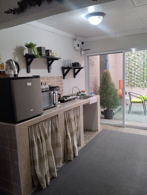 Mikrobølgeovn, kokeplater, oppvaskmaskin og kaffetrakter/tekoker