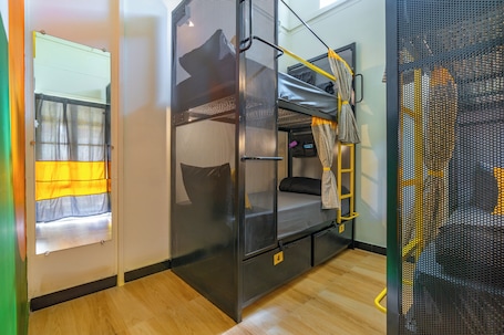 Bed in 4 Bed Mixed Dormitory | Blackout drapes, bed sheets