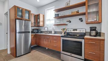 Geladeira, micro-ondas, fogão, cooktop