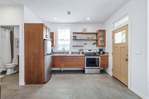 Réfrigérateur, four à micro-ondes, un four, surface de cuisson