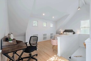 2 bedrooms, desk, WiFi, bed sheets