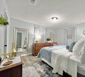 3 bedrooms, iron/ironing board, WiFi, bed sheets - 3 Bedroom Sleeps 8 - Close to Downtown Fun, Medical Center & Shopping, (Alexandria)