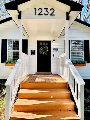 Exterior detail - 3 Bedroom Sleeps 8 - Close to Downtown Fun, Medical Center & Shopping, (Alexandria)