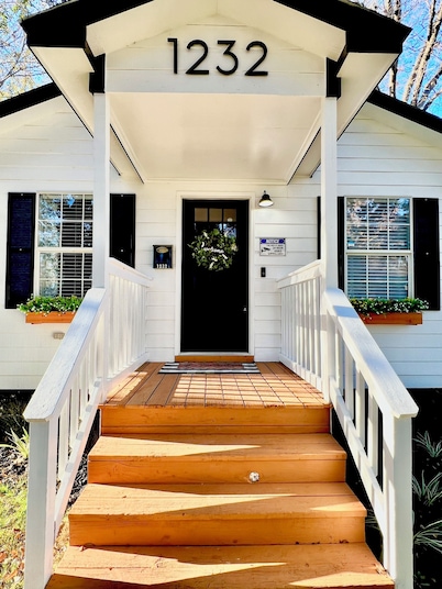 3 Bedroom Sleeps 8 - Close to Downtown Fun, Medical Center & Shopping,