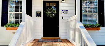 3 Bedroom Sleeps 8 - Close to Downtown Fun, Medical Center & Shopping,