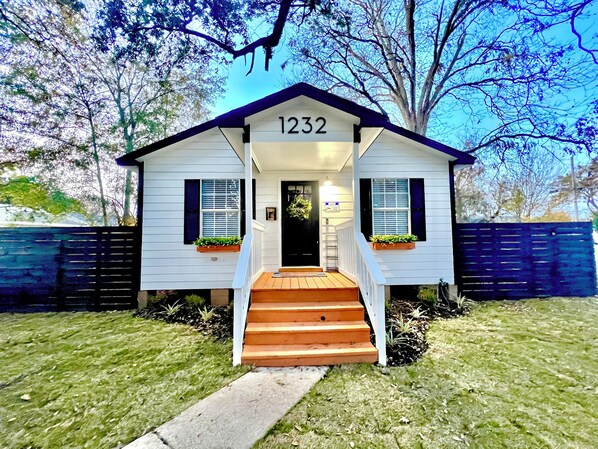 Exterior - 3 Bedroom Sleeps 8 - Close to Downtown Fun, Medical Center & Shopping, (Alexandria)