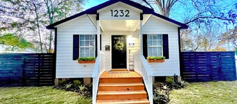 3 Bedroom Sleeps 8 - Close to Downtown Fun, Medical Center & Shopping,