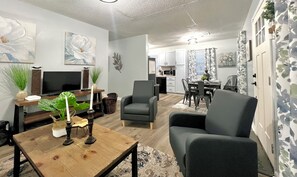 Smart TV - 3 Bedroom Sleeps 8 - Close to Downtown Fun, Medical Center & Shopping, (Alexandria)