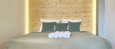 1 bedroom, bed sheets